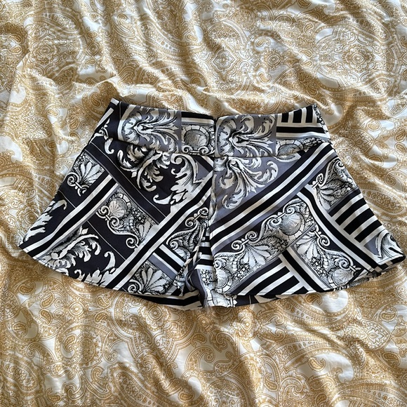 Women’s black and white patterned skort, size 6, Express - Picture 3 of 4